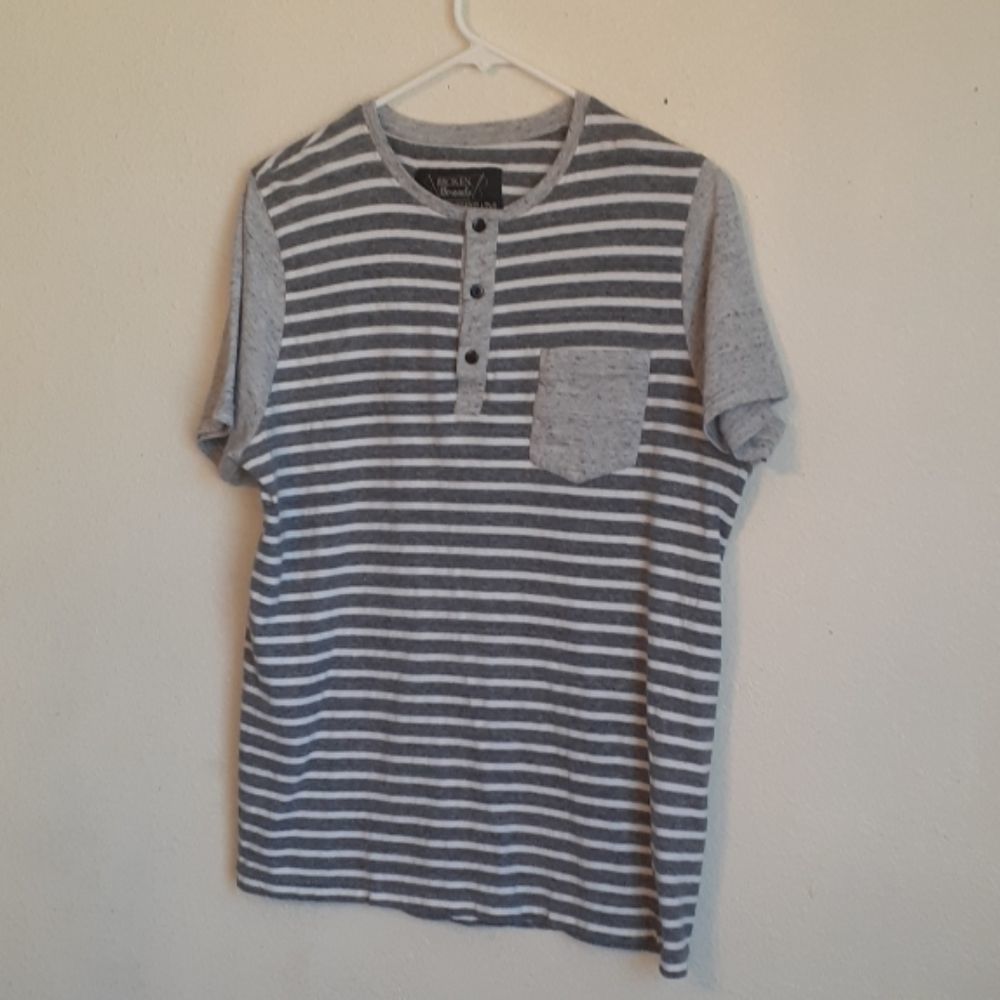 Broken threads Men tee size large with a stripes w
